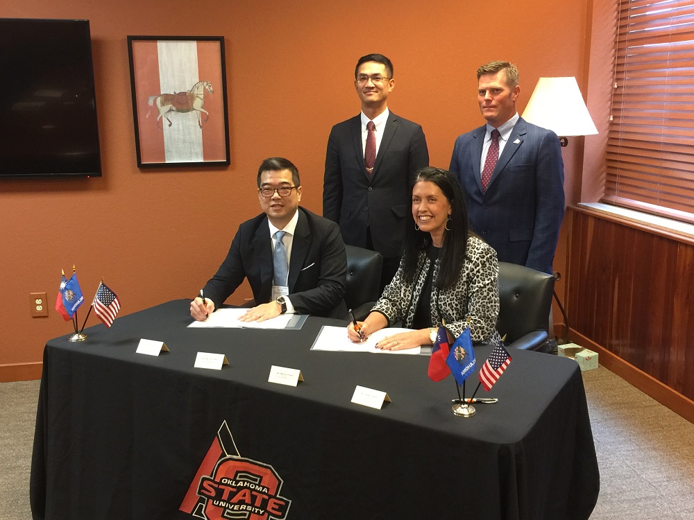 Oklahoma Farm Report Taiwan Flour Millers Imspect Oklahoma Wheat