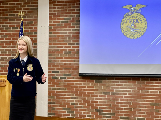 Madilyn norvell speaks at ffa meeting
